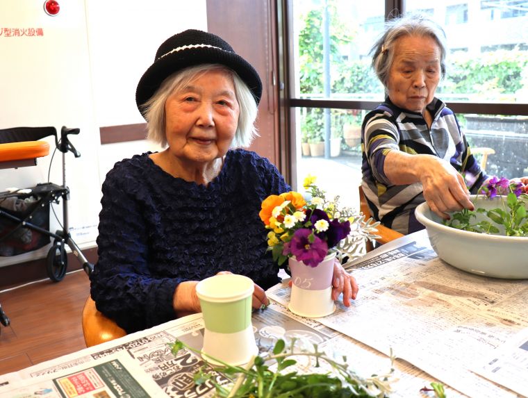ウッドデッキで土を耕した後は花活け🌸楽しさも二倍です！
