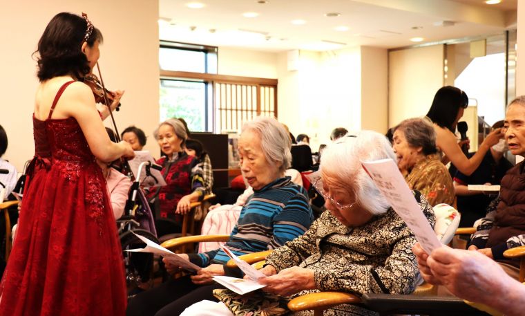 「上を向いて歩こう」等、ご入居者・ご家族と一緒に和気あいあいムードも溢れる演奏会でした♪