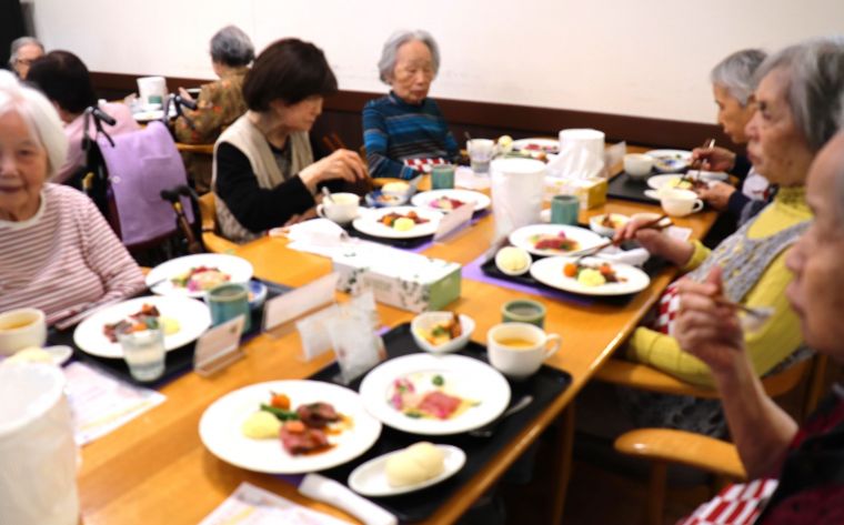 「どれからいただこうかしら・・」と、色とりどりの綺麗なデコレーションにもうっとり🍷