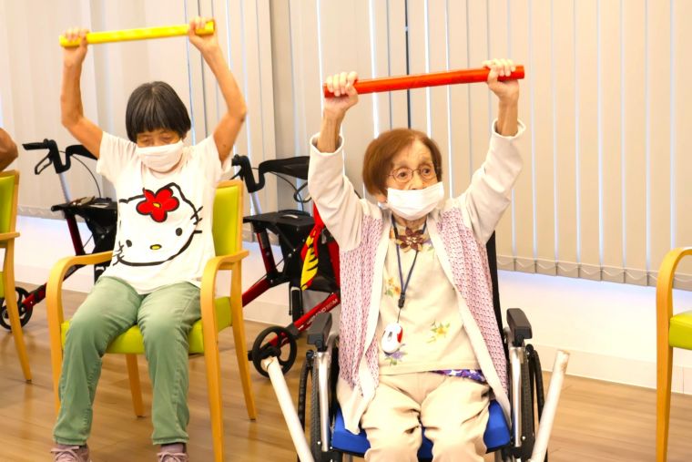 伸びて爽快！棒体操と輪投げ