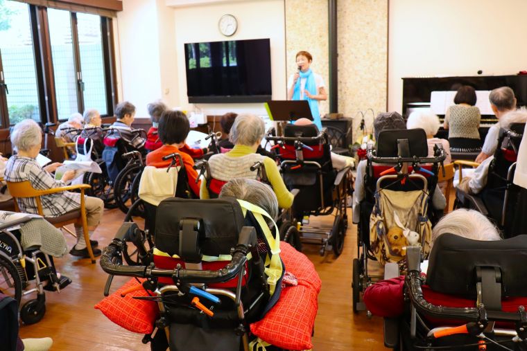 多くの女性ご入居者の中、男性ご入居者の歌声もひときわ輝いていました♪