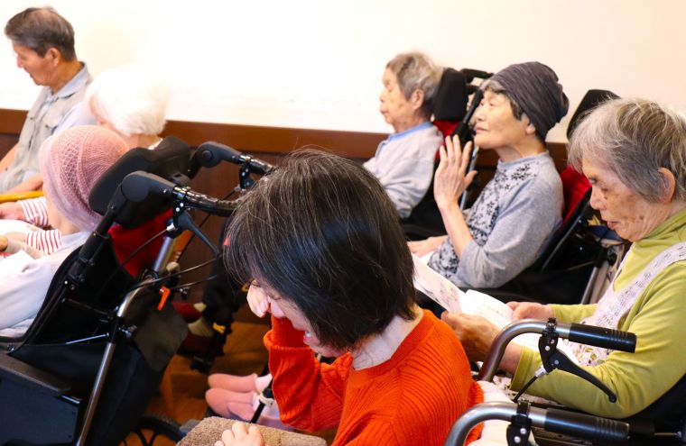 思い出の歌に瞳をキラキラさせるご入居者、思わず涙ぐまれるご入居者も・・♪