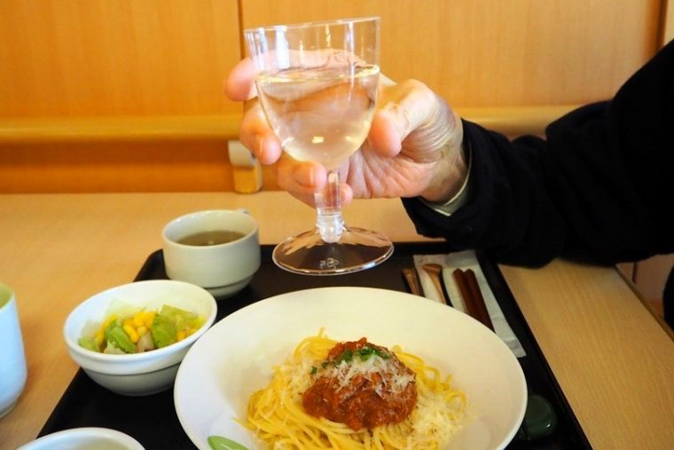 アルコールがお好きな方には信州産の白ワインをご提供。スッキリした飲み口にチーズが合いますね！
