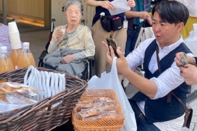 皆さんりんごの商品を手に取り、自然と会話も弾んでいました。和やかな雰囲気の中で、楽しい交流のひとときとなりました。