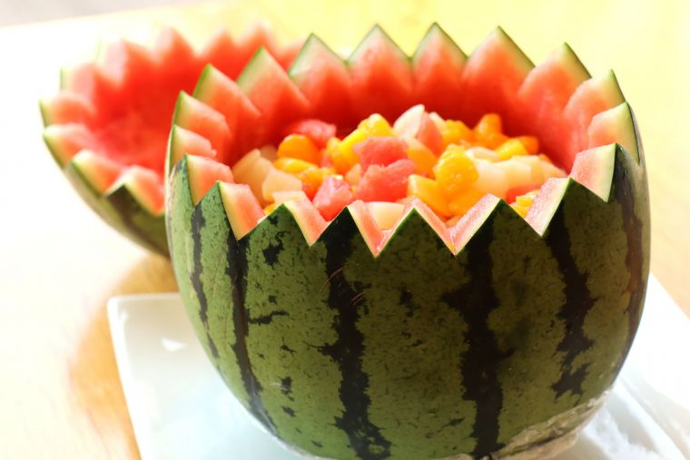 「このギザギザはどうやって切ったのかしら」と興味津々でした🍉🍉
