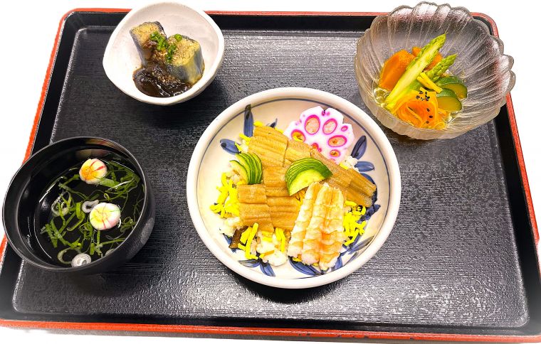 夏にあなごのちらし寿司