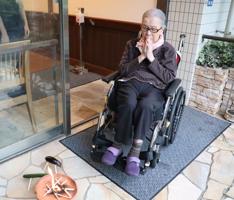 ご入居者の静かな合掌と、おがらの優しく立ち上がる煙に心も浄められます。
