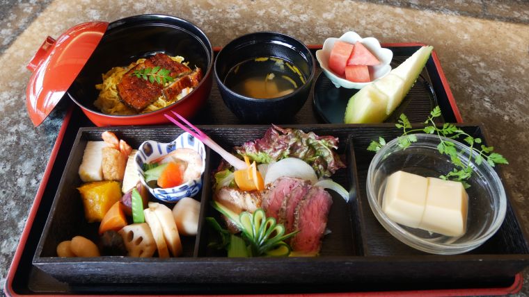 昼食会で提供された「送り火御膳」