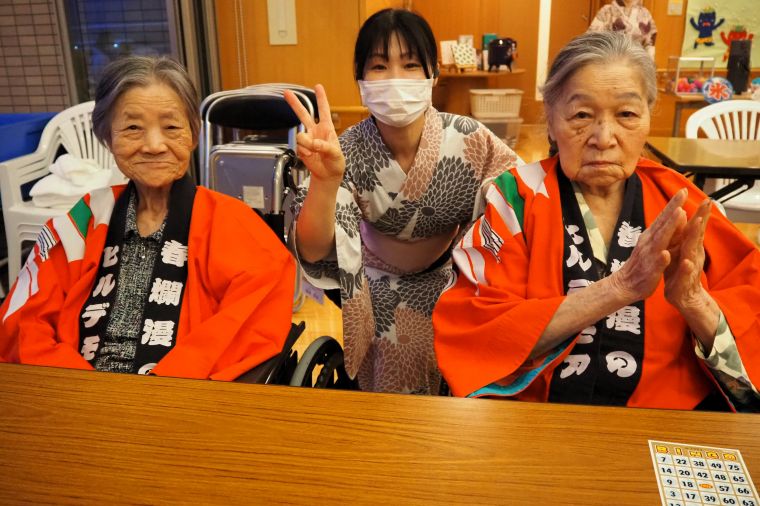 ビンゴ大会の一コマです。ご入居者皆様には法被も準備。スタッフは浴衣や甚平で夏祭りの雰囲気を感じていただきました。