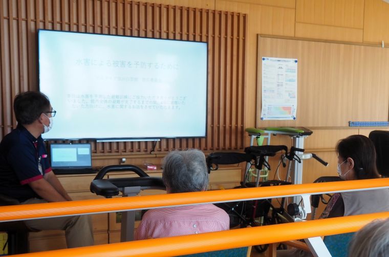 水害に関する講和を実施。最近はテレビで水害のニュースや情報に接する機会が多く、皆様も関心を持って参加されていました。