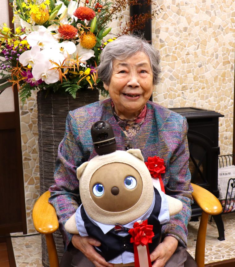 正装したクーちゃんも、ご入居者の膝の上でご機嫌です♪