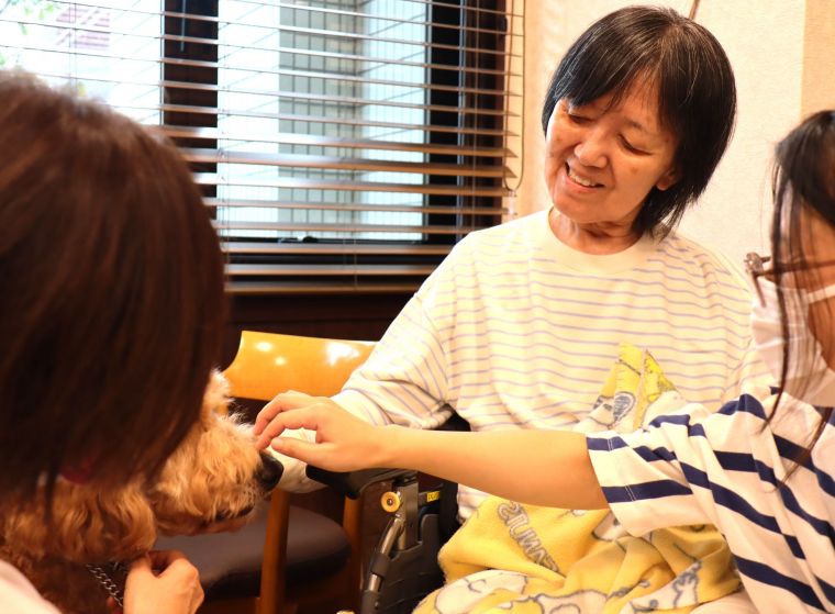セラピー犬の飼い主の方にも勝るほどの優しい眼差しです🐶