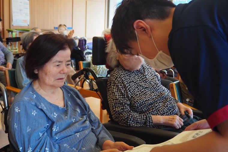 賀寿をお迎えの皆様に表彰状をお渡し。ご入居間もないご入居者の方から感激のお言葉もいただきました。