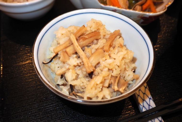 立派な松茸が手に入ったため、お一人分の盛り付けの中にもたくさんの松茸が入っています。