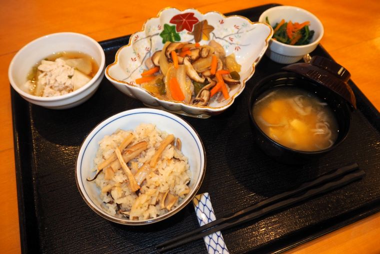 主菜のインパクトが弱くなってしまうほど、やはり『松茸ご飯』の見た目や香りは存在感が違います。
