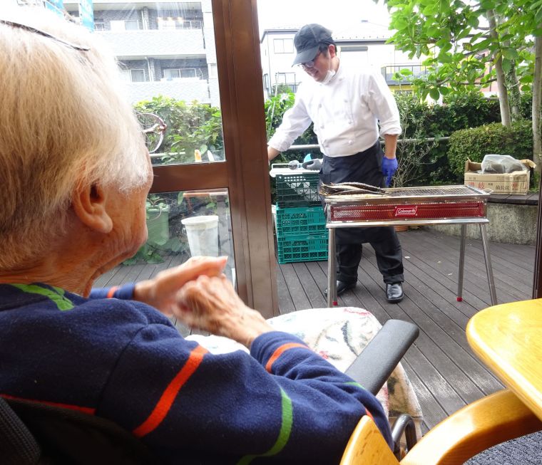 秋刀魚の焼ける香りと煙に誘われ懐かしさに皆さま釘付けでした😋