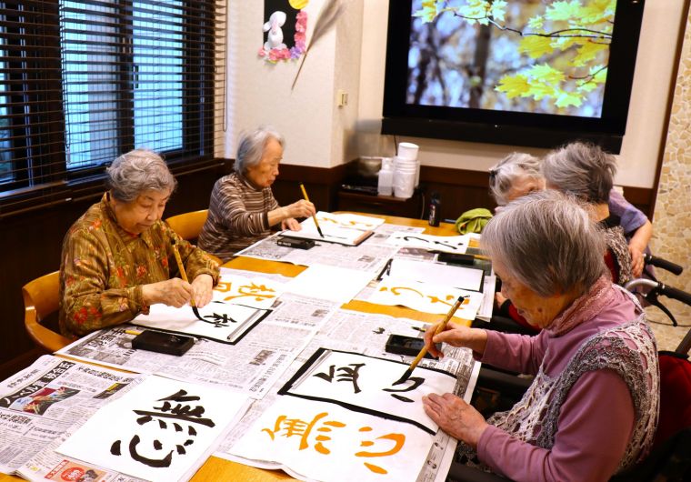 まさに『無心』で筆を運ばれる、静寂と緊張のひと時でした🖌